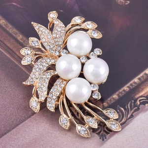 Broche fleurie élégante avec perles et strass brillants sur monture dorée pour femme