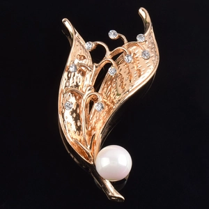 Elegante spilla a forma di mughetto con boccioli di cristallo e perla bianca su oro