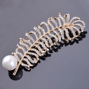 Élégante broche plume dorée ornée de cristaux scintillants et d'une perle blanche