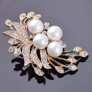 Broche fleurie dorée élégante avec perles blanches et strass étincelants pour femme