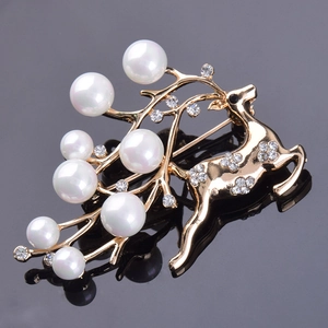 Exquisite golden reindeer brooch with elegant white pearls and sparkling diamonds