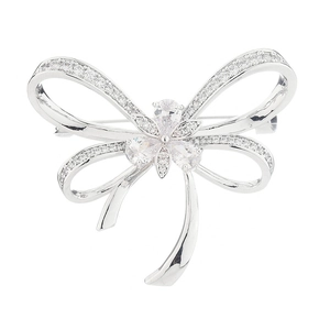 Elegante spilla a fiore con fiocco in zircone argento e perle su sfondo bianco