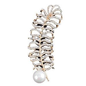 Broche élégante en plume dorée avec cristaux étincelants et perle blanche