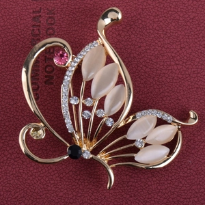 Vue détaillée de la broche papillon avec pierres oeil de chat et cristaux brillants