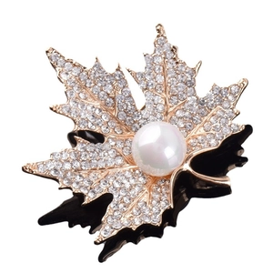 Elegant maple leaf brooch with sparkling rhinestones and a white pearl in rose gold finish