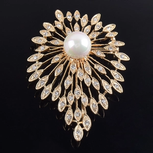 Broche élégante en alliage doré avec perle centrale et cristaux brillants au motif floral