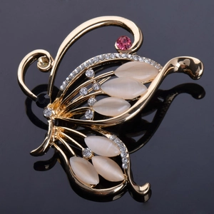 Élégante broche papillon avec ailes en pierre œil de chat et cristaux étincelants