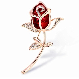 Eleganter roségoldener Rosen-Anstecker mit tiefrotem Kristall und funkelnden Zirkonien