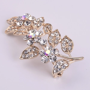 Vue détaillée d'une broche feuille élégante avec cristaux brillants et plaqué or