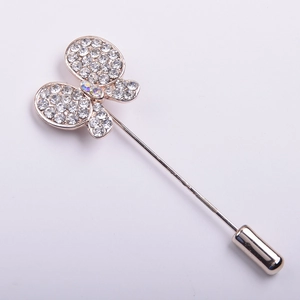 Broche papillon étincelante avec strass blancs et longue épingle dorée pour vêtements