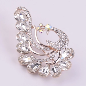 Dettaglio dell'elegante spilla a pavone con piume di cristallo e inserti brillanti
