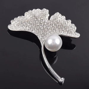 Elegante silberne Ginkgoblatt-Brosche mit funkelnden Strasssteinen und einer großen Perle