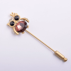 Broche hibou en cristal avec grande pierre rouge-brun et strass blancs sur monture dorée
