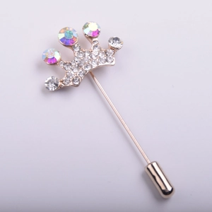 Vue détaillée de la broche couronne avec cristaux et longue épingle pour le mariage