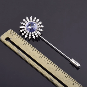 Élégante épingle à revers tournesol en argent avec cristal violet et strass blancs brillants