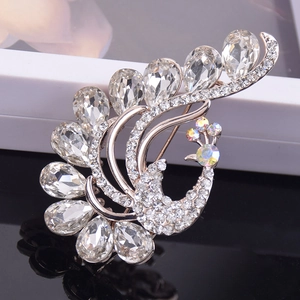 Dettaglio macro della spilla a pavone in lega d'argento con cristalli e strass brillanti
