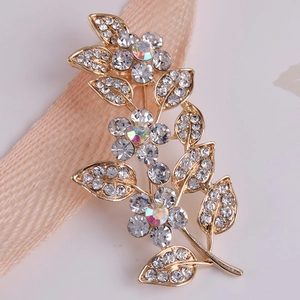Broche florale élégante plaquée or avec strass étincelants et accents de feuilles fines