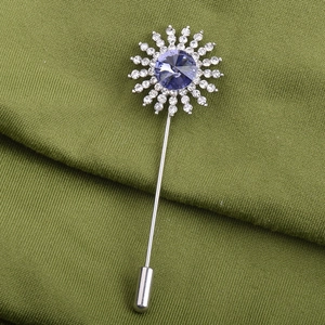 Broche fleur argentée élégante avec pierre violette et strass scintillants