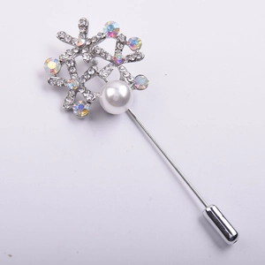 Broche fleur en cristal élégante avec perles et strass AB sur une épingle longue argentée