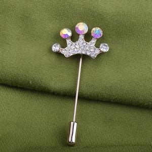 Broche couronne élégante avec cristaux, perles et longue épingle sur tissu vert