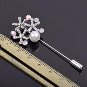 Broche à perles et fleurs en cristal avec motifs de flocons et strass étincelants