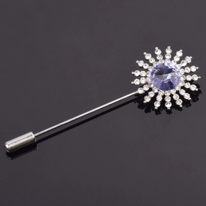 Détail de la broche tournesol avec cristal violet et strass blancs sur aiguille argentée