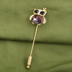 Détail de la broche chouette avec cristal goutte violet et strass blancs brillants