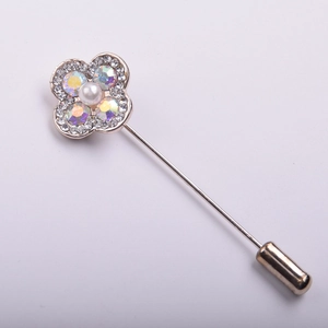 Broche fleur dorée élégante avec perle blanche et pétales en cristal AB sur épingle longue