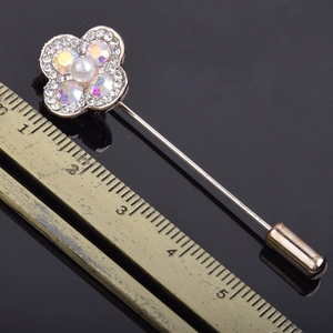Broche trèfle élégante avec perle blanche et cristaux AB sur fond noir brillant
