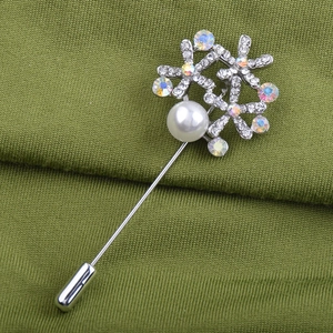 Détail de la broche fleurie en cristal avec grande perle blanche et épingle longue