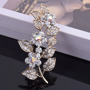 Élégante broche fleur et feuilles dorées ornée de strass brillants et de gemmes irisées