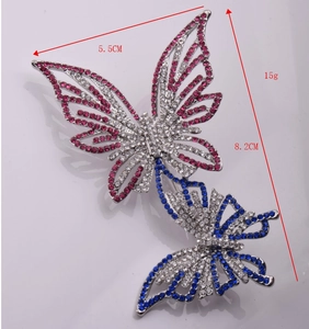 Détails des dimensions d'une broche double papillon ornée de strass roses et bleus