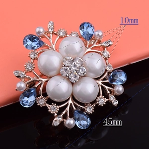 Détail de la broche fleur en cristal avec perles et pierres bleues, taille 45mm