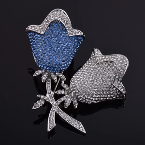 Exquisite zweifarbige Blumenbrosche mit blau-weißen Kristallen auf schwarzer Reflexionsfläche