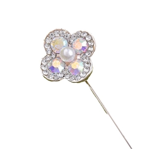 Broche trèfle scintillante avec cristaux AB et perle centrale en finition argent