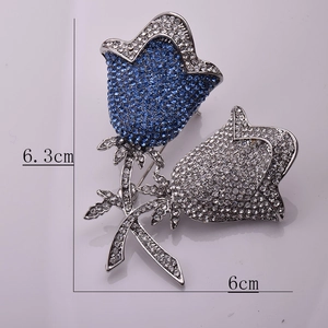 Detailansicht mit Maßen einer zweifarbigen Blumenbrosche mit blauen und silbernen Strass