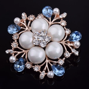 Élégante Broche Fleur en Or Rose Avec Cristaux Bleus et Künstliche Perles Blanches Bijoux Camélia à la Mode Corsage pour Femmes