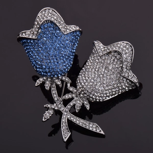 Eleganter zweifarbiger Kristall-Blumenanstecker mit blauen und weißen Strasssteinen