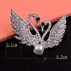 Détail d'une broche cygne argentée avec cristaux blancs et perle nacrée, dim. 3,1x4,3cm