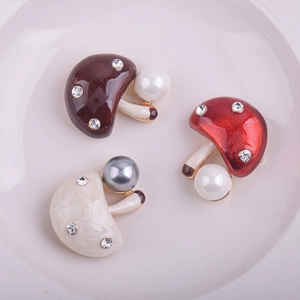 Ensemble de trois broches champignons colorées avec finition émail et perles blanches