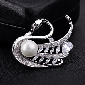 Eleganter Schwan-Anstecker in Silber mit Zirkoniasteinen und einer großen weißen Perle
