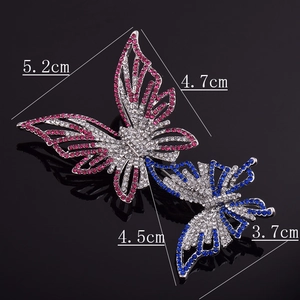 Spécifications de taille détaillées des broches papillon en cristal sur un miroir noir
