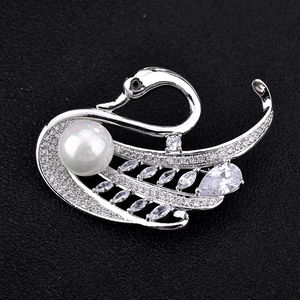 Eleganter Schwanen-Anstecknadel mit weißen Perlen und Zirkonia in Silber für Bankette