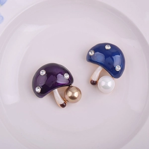 Détails des broches en forme de champignon avec émail violet, bleu et perles fines