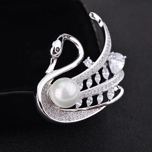 Eleganter silberner Schwan-Anstecknadel mit Zirkon-Kristallen und großer weißer Perle