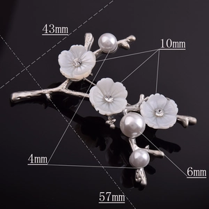 Vue détaillée de la broche fleur avec perles montrant les dimensions précises de 57x43mm