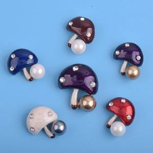 Lot de six broches champignons colorées avec émail, perles et cristaux scintillants