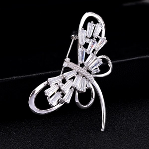 Broche papillon élégante en argent avec zircons AAA étincelants sur tissu noir
