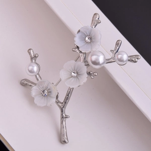 Broche fleur de prunier élégante avec pétales en nacre, perles et cristaux brillants