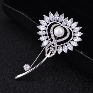 Elegante Löwenzahn-Brosche mit silbernen Blättern, Marquise-Steinen und weißer Perle